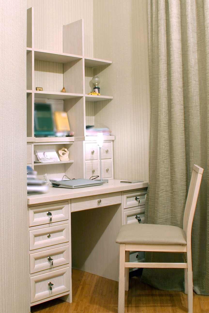 Письменные столы с маленьким шкафом